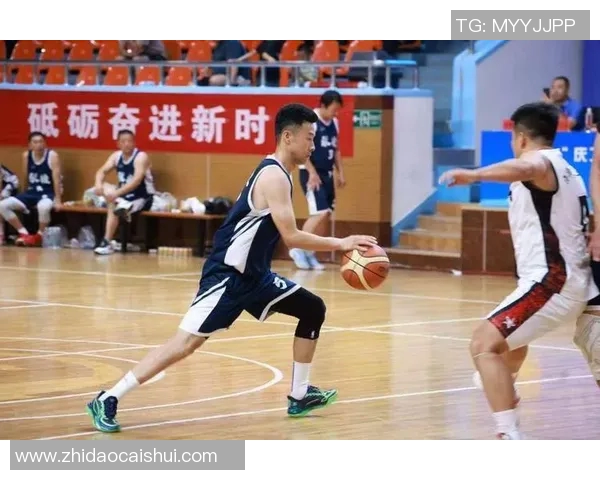 足球明星挑战篮球框精彩瞬间尽显运动魅力与技巧对决